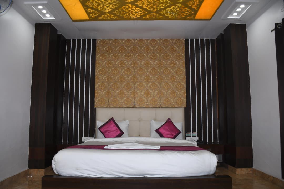 Room Image - Royal Suite (AC)